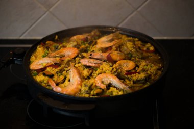 Paella, Valensiyalı mutfağının tipik bir pirinç tabanlı yemeğidir..