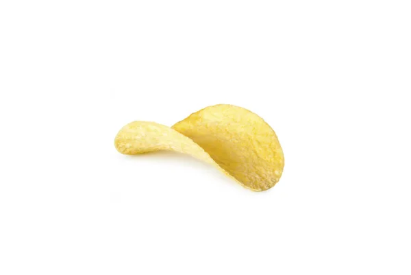 Картофельный чип на белом фоне. Макроизображение — стоковое фото