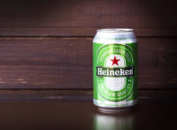 Cerveza Heineken en lata de aluminio, sobre fondo de madera —  Fotos de Stock