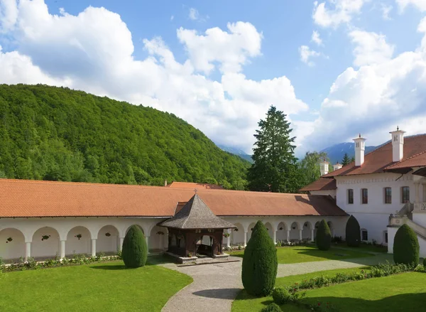 Kişinev, Moldova 29 Haziran 2018: Sambata de Sus Manastırı Ortodoks Manastırı Romanya'dan bulunan köy, Sambata de Sus içinde Brasov ilçe. Yerleşik 1657