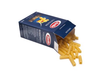 Kişinev, Moldova - 15 Temmuz 2018: Barilla Tortiglioni İtalyan makarna beyaz arka plan üzerinde izole bir açılan kutusunda. Barilla 1877 yılında Parma, İtalya'da kurulan İtalyan gıda, şirketidir.