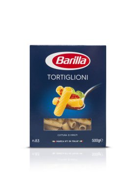 Kişinev, Moldova - 15 Temmuz 2018: Barilla Tortiglioni İtalyan makarna beyaz arka plan üzerinde izole bir kutu içinde. Barilla 1877 yılında Parma, İtalya'da kurulan İtalyan gıda, şirketidir.