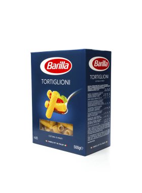 Kişinev, Moldova - 15 Temmuz 2018: Barilla Tortiglioni İtalyan makarna beyaz arka plan üzerinde izole bir kutu içinde. Barilla 1877 yılında Parma, İtalya'da kurulan İtalyan gıda, şirketidir.