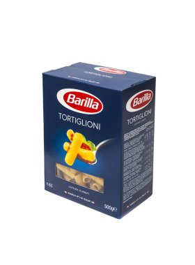 Kişinev, Moldova - 15 Temmuz 2018: Barilla Tortiglioni İtalyan makarna beyaz arka plan üzerinde izole bir kutu içinde. Barilla 1877 yılında Parma, İtalya'da kurulan İtalyan gıda, şirketidir.