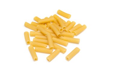 Kırpma yolu ile beyaz arka plan üzerinde izole Tortiglioni İtalyan Makarna