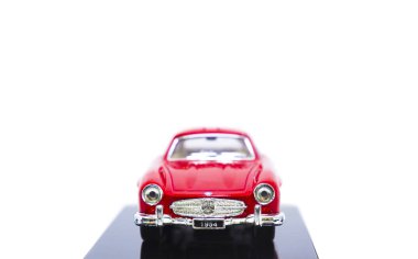 Chisinau, Moldova 21 Haziran 2018: 1954 Mercedes Benz Oyuncak arabasının spor arabası beyaz arka planda izole edildi.