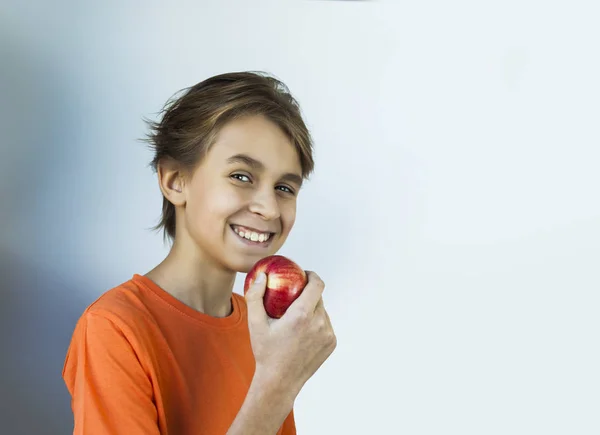 Νεαρό Αγόρι Που Τρώει Ένα Κόκκινο Μήλο — Φωτογραφία Αρχείου