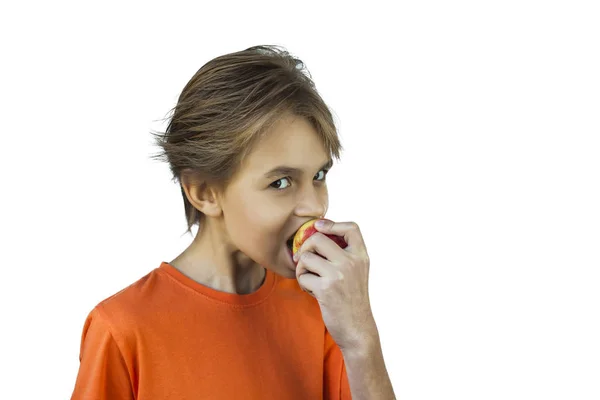 Jonge Jongen Een Rode Appel Eten — Stockfoto