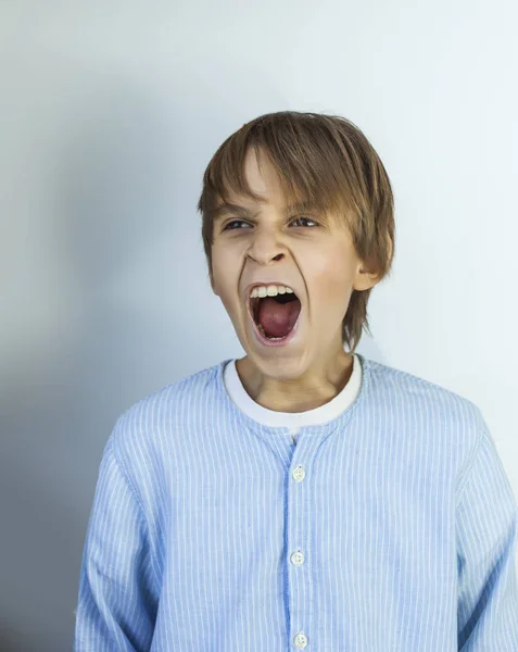 激动的肖像愤怒的呼喊十几岁的男孩 愤怒的少年尖叫着 看着怒火在镜头前 — 图库照片