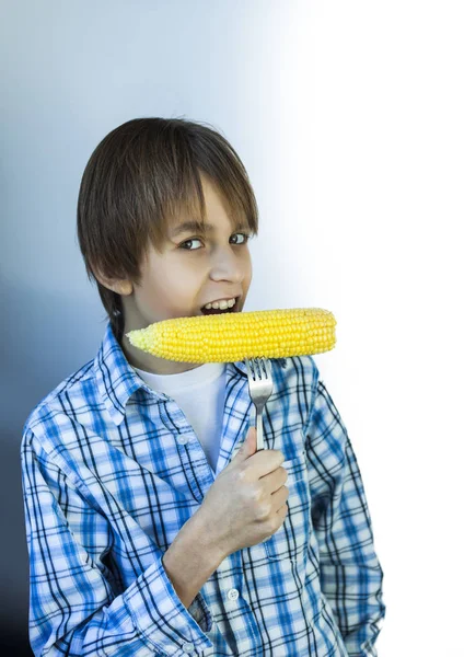 Nastolatek Chłopiec Jedzenia Gotowanej Kukurydzy Cob Plaid Shirt — Zdjęcie stockowe