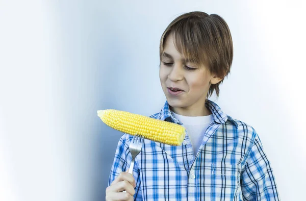 Rapaz Adolescente Comer Espiga Milho Cozida Uma Camisa Xadrez — Fotografia de Stock