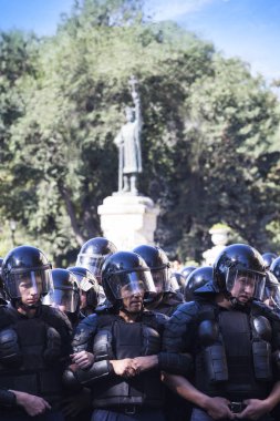 Kişinev, Moldova - 26 Eylül 2018: Chisinau sokaklarında üzerine protesto sırasında tam üniformalı polis