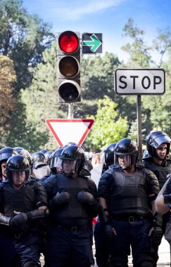 Kişinev, Moldova - 26 Eylül 2018: Chisinau sokaklarında üzerine protesto sırasında tam üniformalı polis