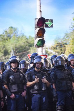 Kişinev, Moldova - 26 Eylül 2018: Chisinau sokaklarında üzerine protesto sırasında tam üniformalı polis