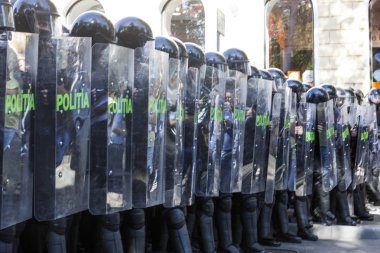 Kişinev, Moldova - 26 Eylül 2018: Chisinau sokaklarında üzerine protesto sırasında tam üniformalı polis