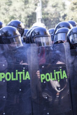 Kişinev, Moldova - 26 Eylül 2018: Chisinau sokaklarında üzerine protesto sırasında tam üniformalı polis