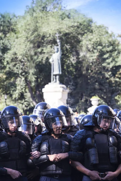 摩尔多瓦的基希讷乌 2018年9月26日 在基希讷乌街头抗议活动期间 警察穿着全套制服 — 图库照片