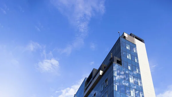 Hermoso rascacielos con arquitectura y ventana de cristal exterior de la construcción alrededor de la zona de negocios en la ciudad . — Foto de Stock