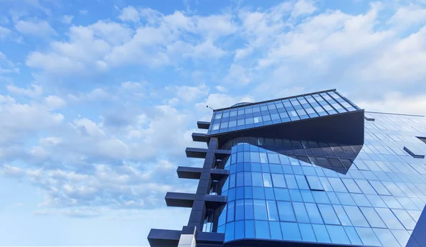 Krásný mrakodrap s architekturou a skleněné okno exteriéru budovy kolem oblasti podnikání ve městě. — Stock fotografie