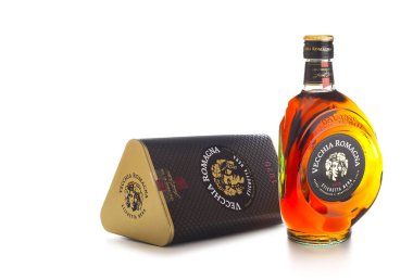 Kişinev, Moldova - 15 Aralık 2018: Brandy Vecchia Romagna. İtalya'da yapılmış. Brandy meşe fıçılarda yaşlı. Şişe konyak veya beyaz arka plan üzerinde.