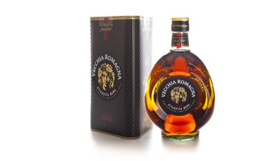 Kişinev, Moldova - 15 Aralık 2018: Brandy Vecchia Romagna. İtalya'da yapılmış. Brandy meşe fıçılarda yaşlı. Şişe konyak veya beyaz arka plan üzerinde.