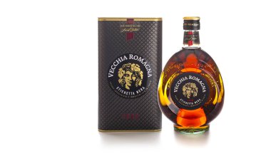 Kişinev, Moldova - 15 Aralık 2018: Brandy Vecchia Romagna. İtalya'da yapılmış. Brandy meşe fıçılarda yaşlı. Şişe konyak veya beyaz arka plan üzerinde.