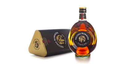 Kişinev, Moldova - 15 Aralık 2018: Brandy Vecchia Romagna. İtalya'da yapılmış. Brandy meşe fıçılarda yaşlı. Şişe konyak veya beyaz arka plan üzerinde.