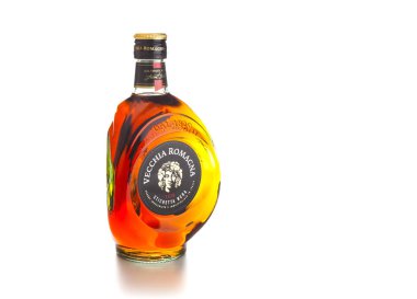 Kişinev, Moldova - 15 Aralık 2018: Brandy Vecchia Romagna. İtalya'da yapılmış. Brandy meşe fıçılarda yaşlı. Şişe konyak veya beyaz arka plan üzerinde.