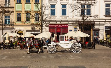 St Mary's Bas önünde kılavuzları ile at arabaları çizilmiş