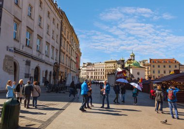 Saint Mary Bazilikası ile Krakow pazar meydanı, Polonya