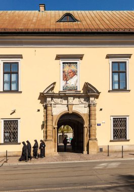 Papa John Paul Ii portresi Üzerinde Bishop Sarayı penceresinde 