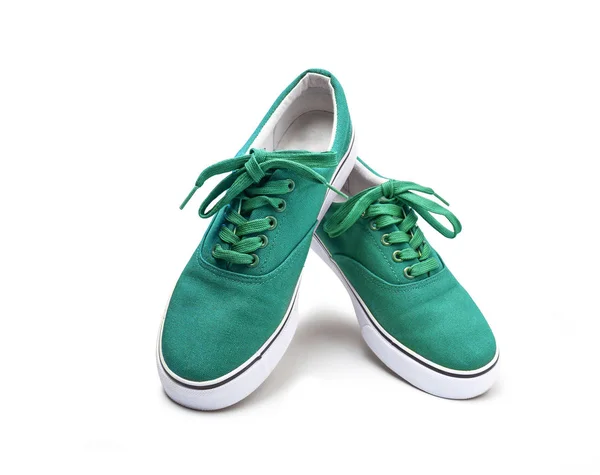 Um par de sapatos de lona verde isolado em branco — Fotografia de Stock