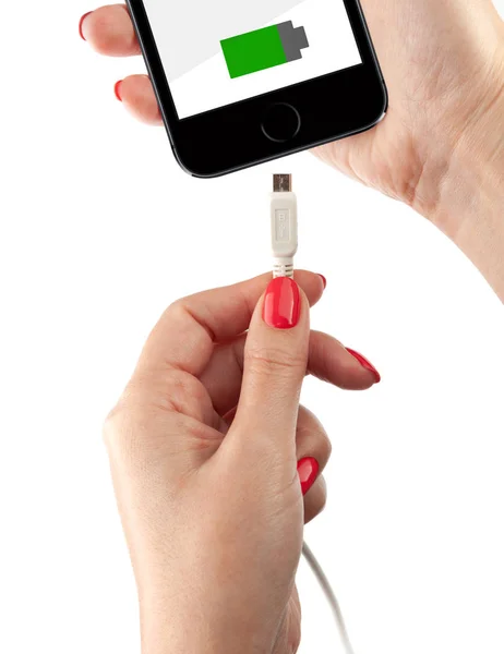 Smartphone in der Hand einer Frau. verbinden Sie das USB-Kabel-Ladegerät — Stockfoto