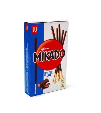 Mikado bazı gevrek çikolatabisküvi çubukları beyaz izole