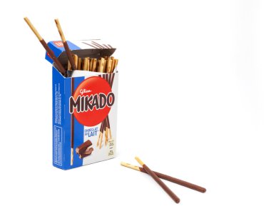 Mikado bazı gevrek çikolatabisküvi çubukları beyaz izole