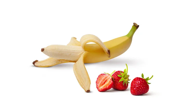 皮をむいたバナナ、オープンバナナ、イチゴを白に分けて — ストック写真