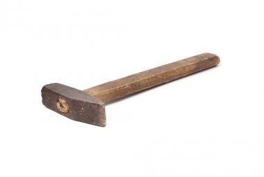 Beyaz üzerinde izole ahşap kolu ile metal çekiç
