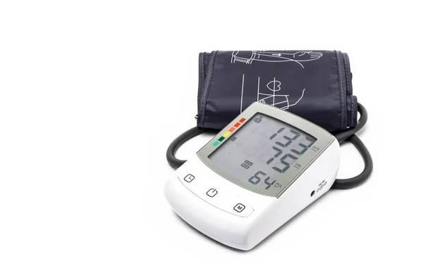 Monitor digitale della pressione sanguigna su sfondo bianco — Foto Stock
