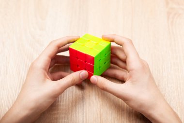 Rubik küpünü tutan ve onunla oynayan genç adamlar