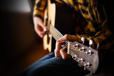 Akustik Gitar Çalıyor. Akustik Gitar Çalan Genç Erkekler