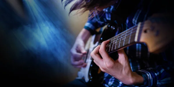 Electric guitar playing. Young men playing electric guitar — Stock Photo, Image