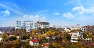 Chisinau şehir yüksek binalar mühendis sonbahar Panoraması