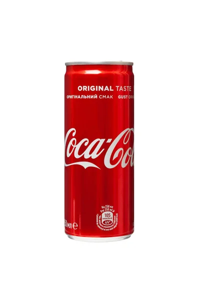 Coca-Cola lata 330 ml sobre fondo blanco — Foto de Stock