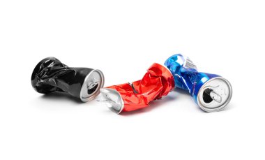 Sıkıştırılmış, kırık alüminyum camları beyaz izole