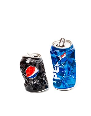 Boş ve çöktü Pepsi alüminyum iki can Stüdyo fotoğrafı