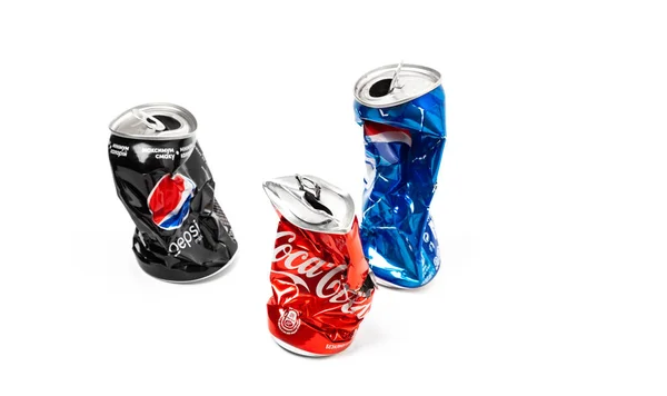 Studio zdjęcie pustych i rozbił aluminiowych puszek Pepsi i Cola — Zdjęcie stockowe
