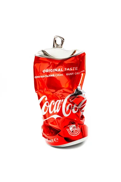 Studio Foto av tomma och kraschade Coca Cola kan — Stockfoto