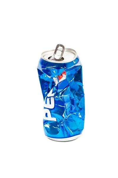 Studiová fotka prázdného a havarovala hliník Pepsi dva mohou — Stock fotografie