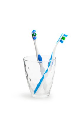 Beyaz arka plan üzerinde izole cam diş fırçaları.