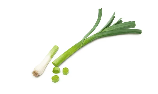 Свежий зеленый лук-порей нарезанный на белом фоне — стоковое фото